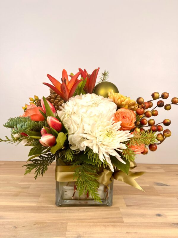 Holiday Coral charm in square glass vase 'Bold'