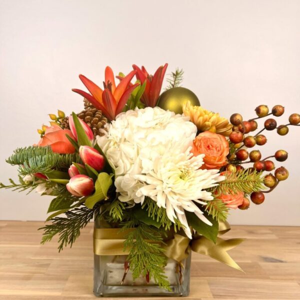 Holiday Coral charm in square glass vase 'Bold'