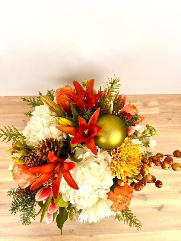 Holiday Coral charm in square glass vase 'Bold' - Image 2