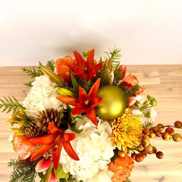 Holiday Coral charm in square glass vase 'Bold'