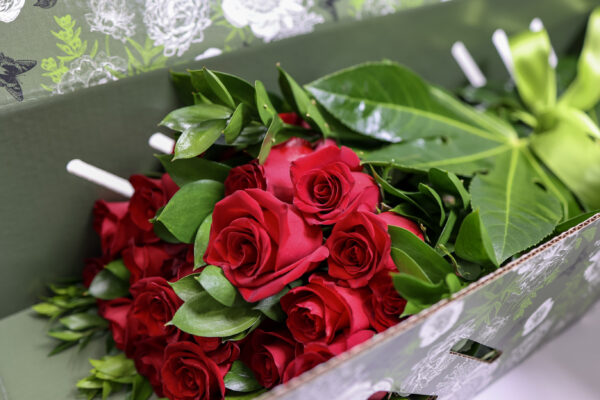 Signature Flower Box Red Roses - Image 2